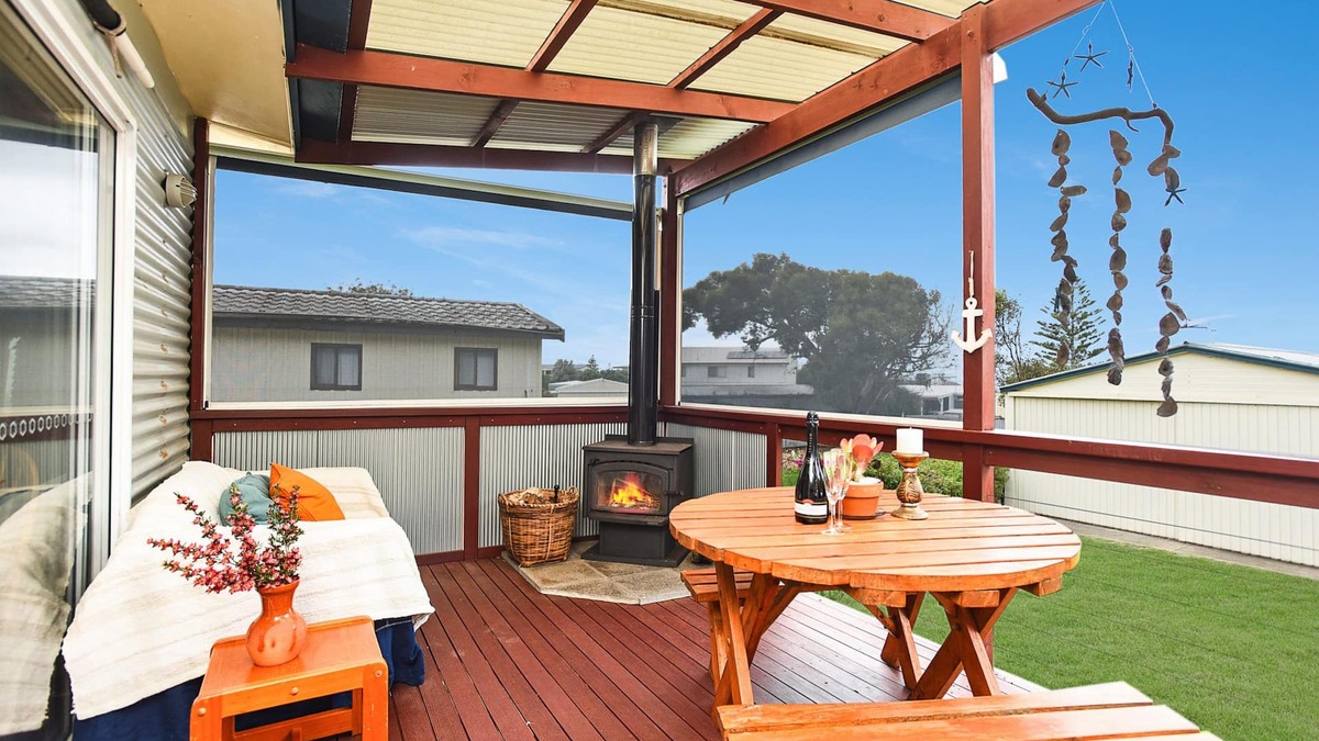 Middleton House | Unwind Accommodation | 2BR Beach Cottage, Pet Friendly, Walk to Surf
