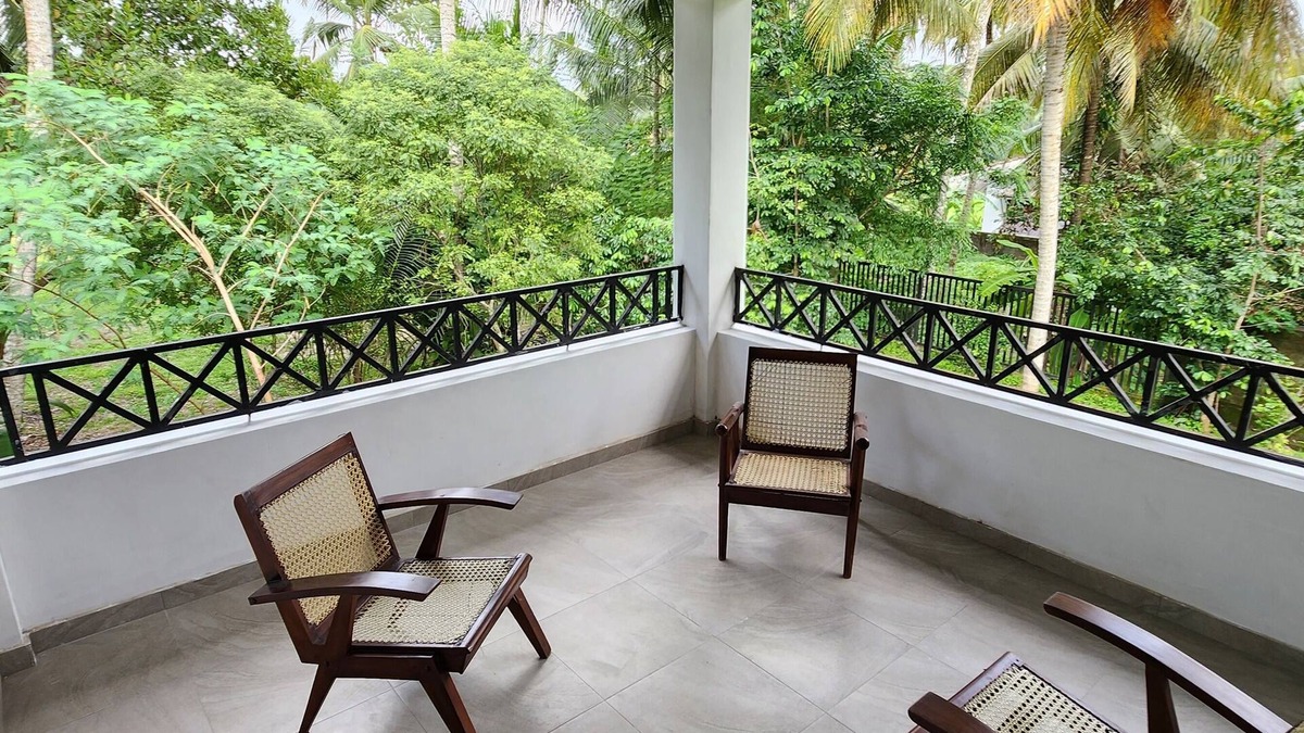 Minuwangoda House | Unwind and relax, cozy house on acre by the rice fields, plenty of space to rest