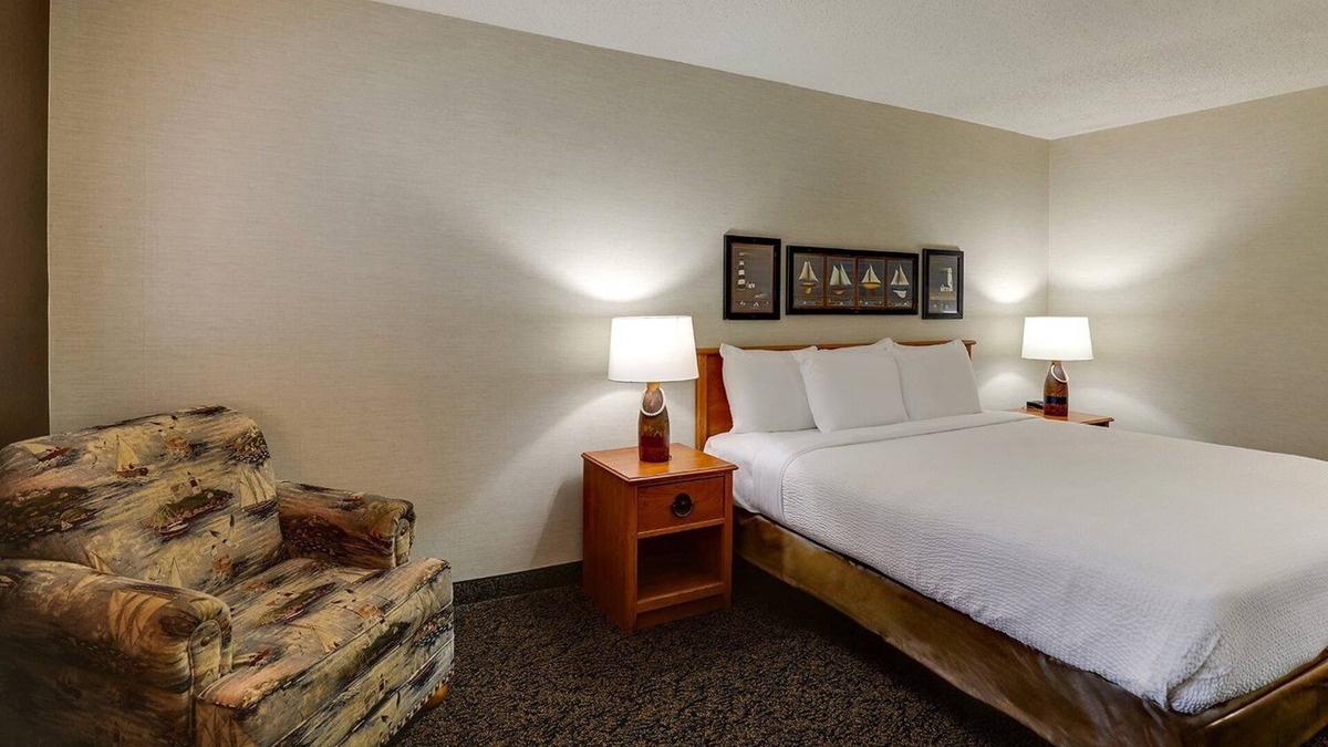 Peoria Hotel | Unwind at a Riverside Locale: Panoramic Views, Craft Brews & Hot Breakfast