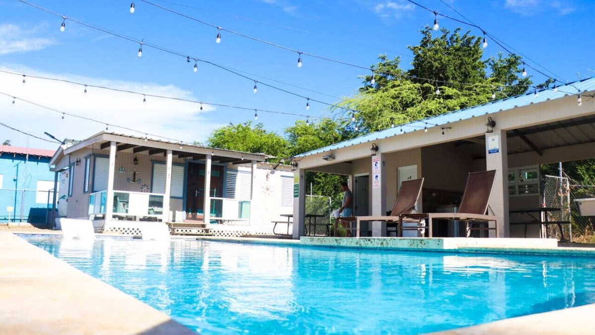 El Combate Apartment | Unwind by the Pool, 2mins to Combate Beach