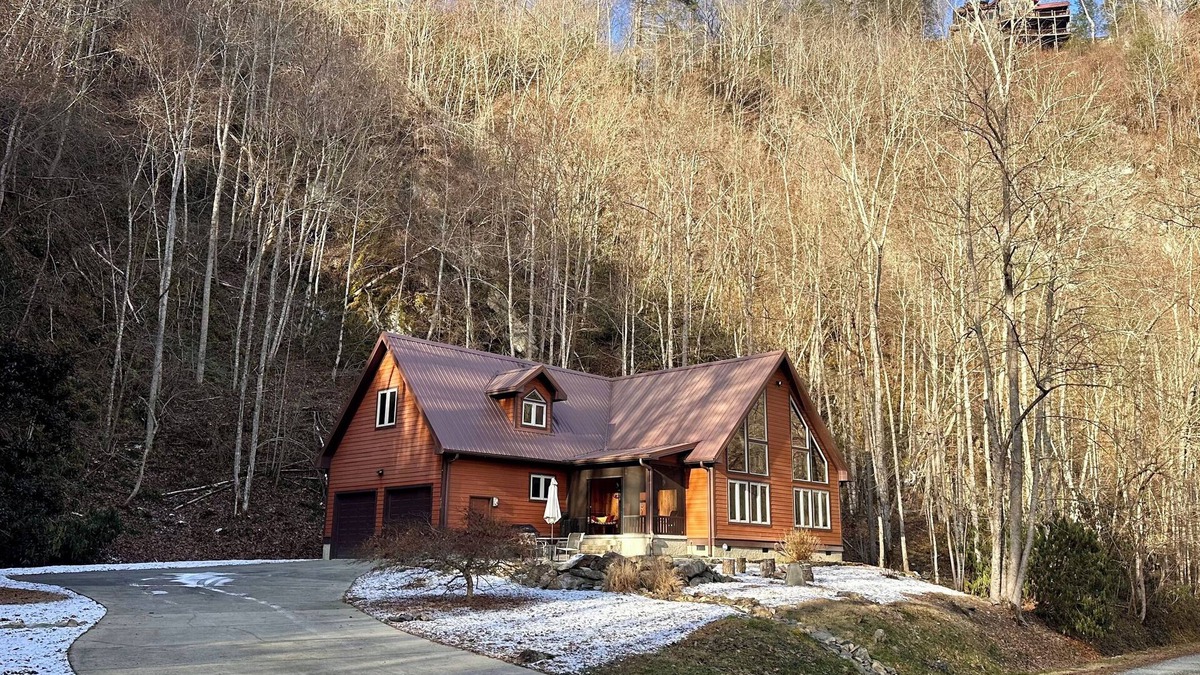 Marshall Cabin | Unwind by the River: Serene Cabin Getaway near Asheville and Hot Springs, NC