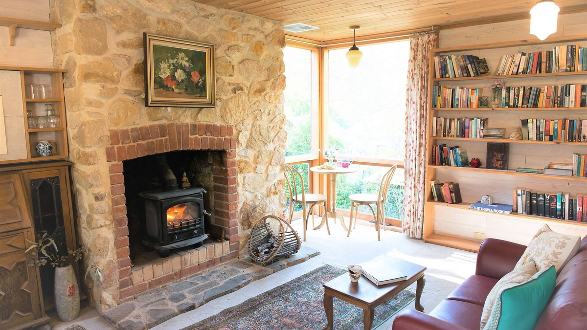 Crafers Apartment | Unwind Holidays Camellia Cottage: Hideaway in the Picturesque Adelaide Hills.