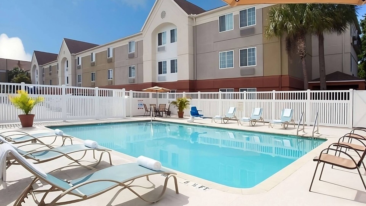 Clearwater Hotel | Unwind in Clearwater! Full Kitchen, Outdoor Pool, Free Parking, Pets Friendly