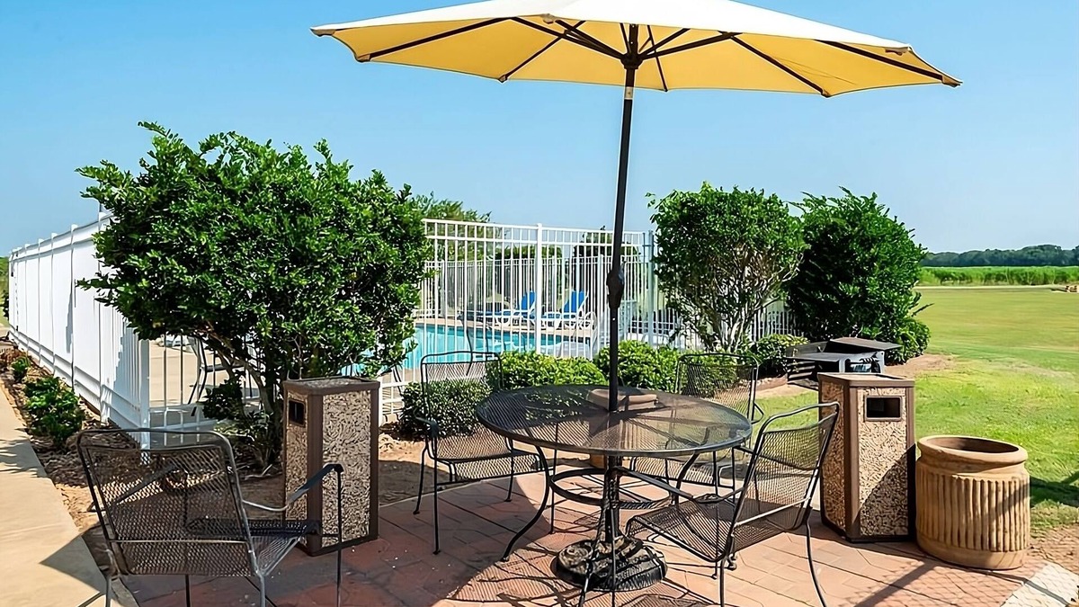 Saint Landry Hotel | Unwind in Knights Inn Bunkie! Free Parking, Outdoor Pool, Free Breakfast!