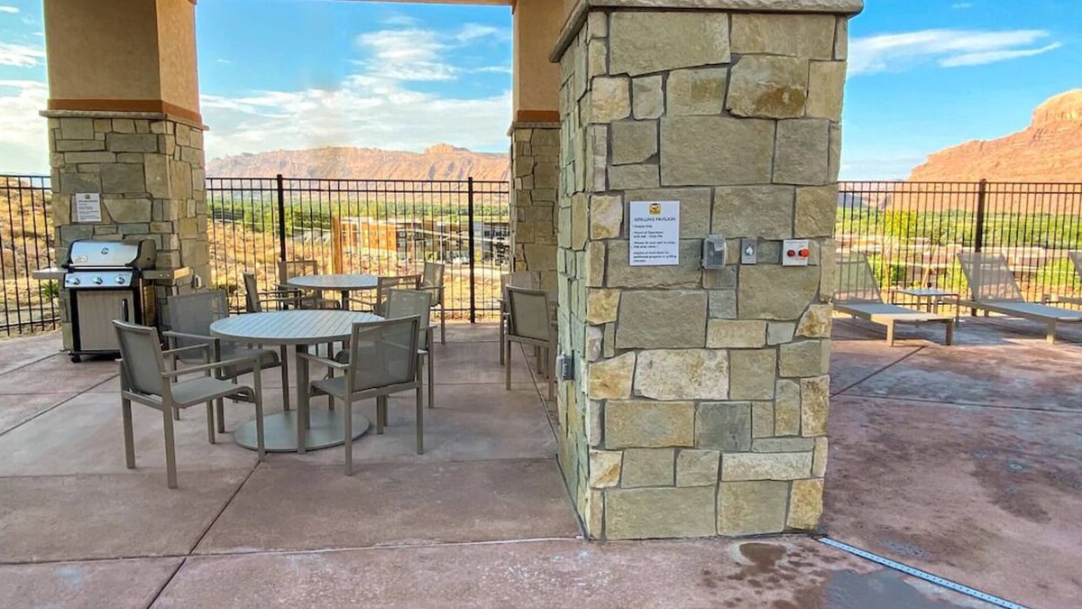 Moab House | Unwind in Moab's Embrace – Comfortable Room with Kitchen and Pet-Friendly
