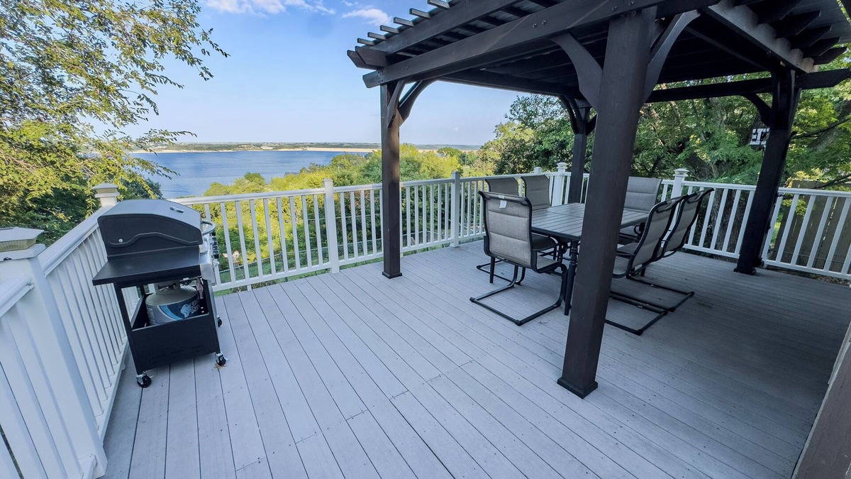 Manhattan House | Unwind in Tranquility: Stunning Lake Views on Tuttle Creek Lake, Manhattan