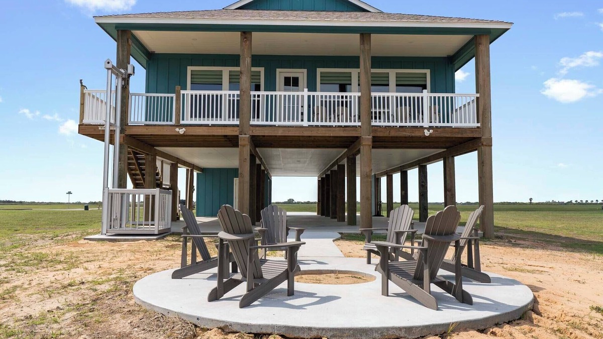 Palacios House | Unwind on the Bay- Fishing, Pool, Tennis, Basketball courts & Kids' Playground