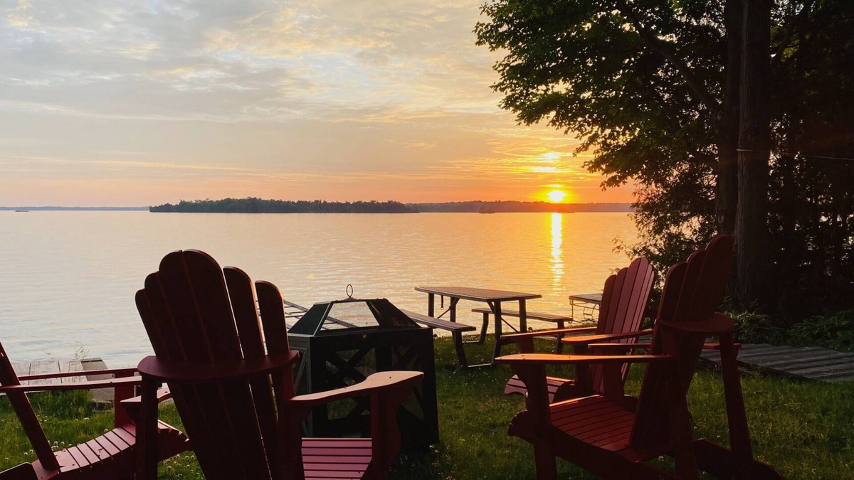 Baddow Cottage | Unwind Recharge Repeat│family-friendly lakefront cottage sleeps 8 adult and plus
