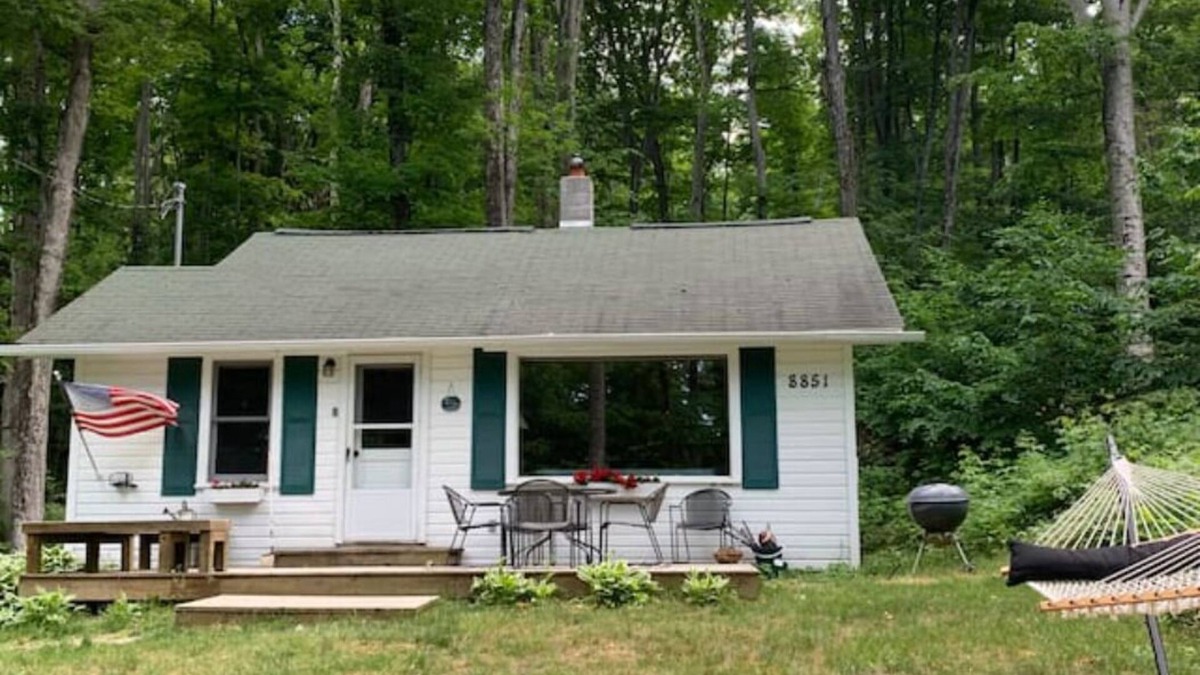 Maple City Cabin | -Up North Cabin Across from Big Glen Lake.