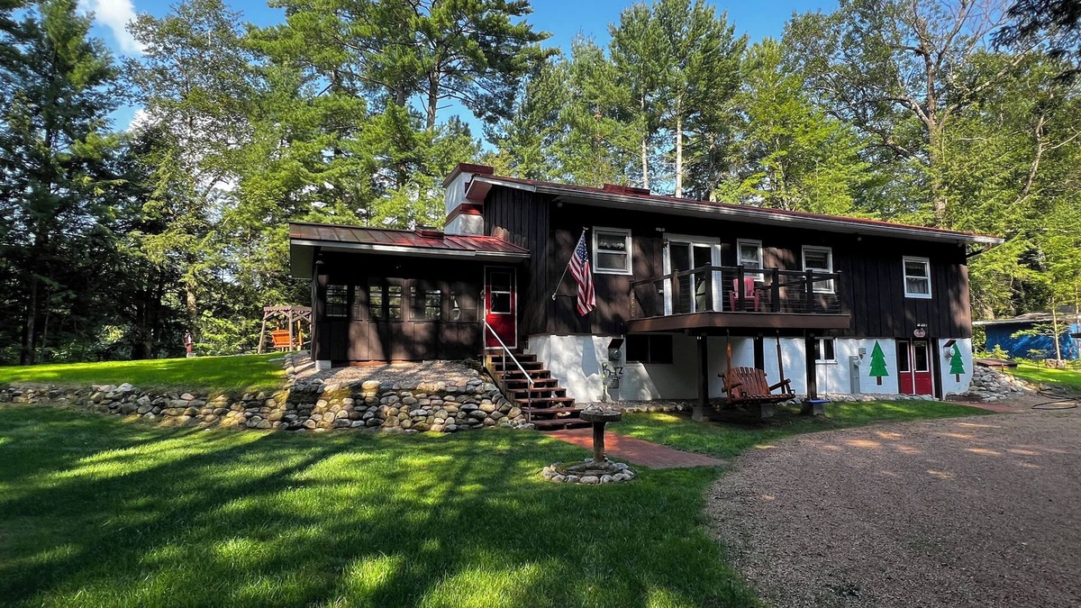 Deerbrook Cottage | “Up North”🌲Get Away, Stay and Play🌲