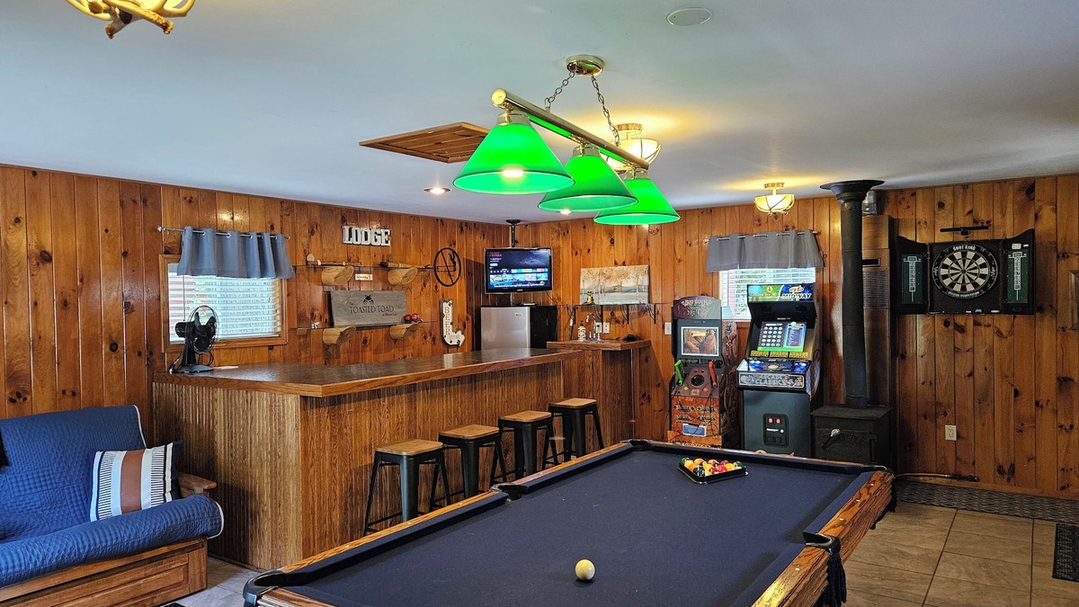 Hope Cottage | Up North Retreat - hot tub - pool table -arcade- darts- fire pits