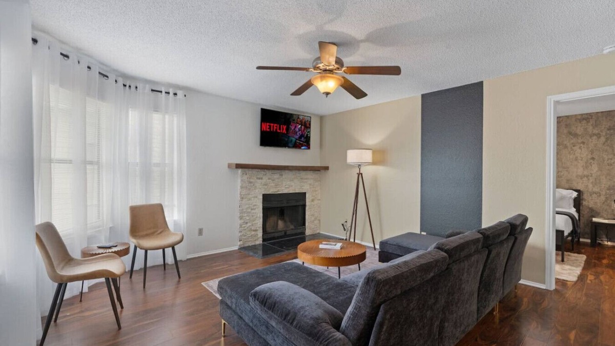 McNeil House | Up to 16 People - Lux Retreat