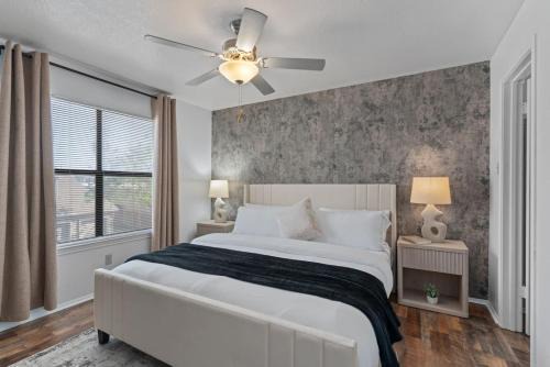 McNeil House | Up to 32 People - Luxurious Home