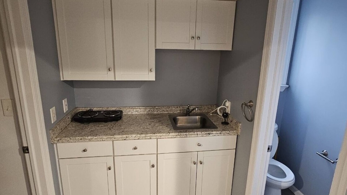 Somerset Apartment | Updated studio/efficiency apartment