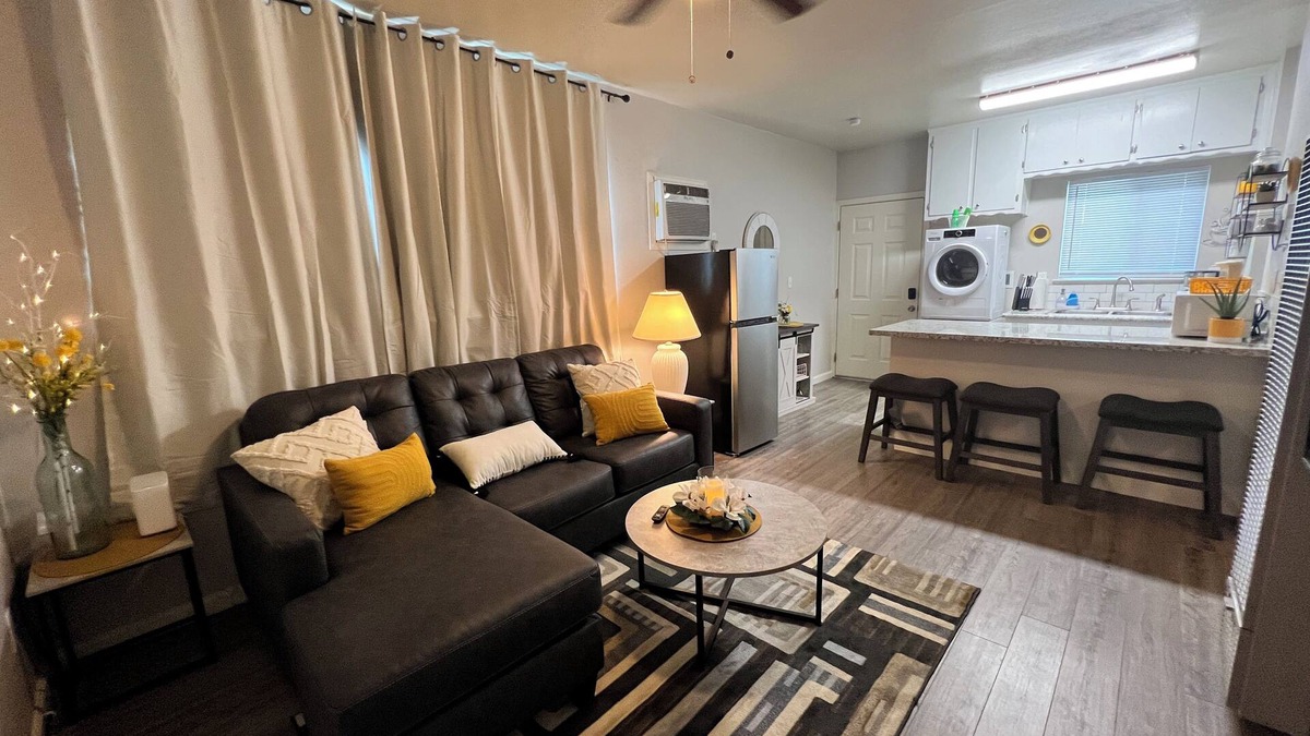 Hanford House | Updated 1 bedroom near shopping and restaurants