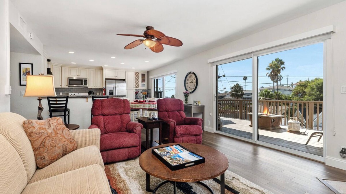 Lantern District Condo | Updated 2 bedroom Lantern District condo all on 1 level. Walk to beaches/harbor.