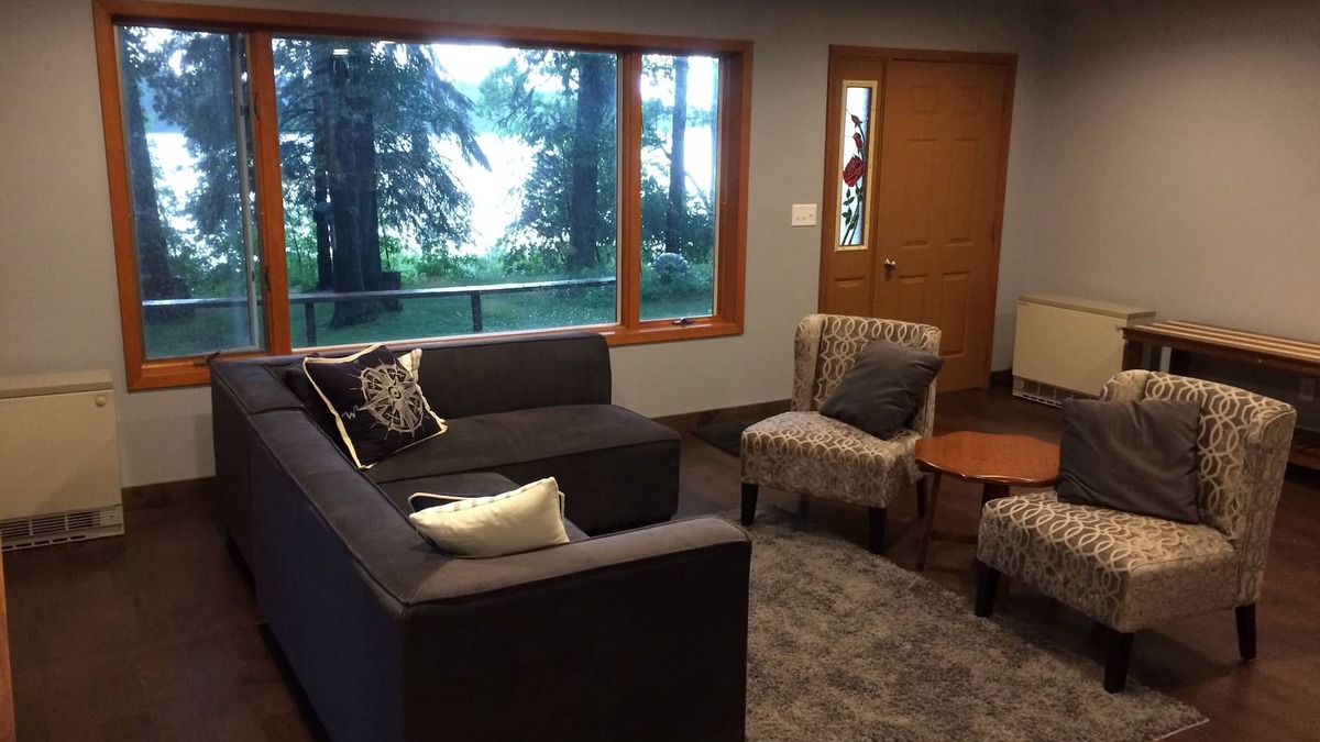 Osage House | Updated 2BR, 5.5 acre gem with vista view of Straight Lake!