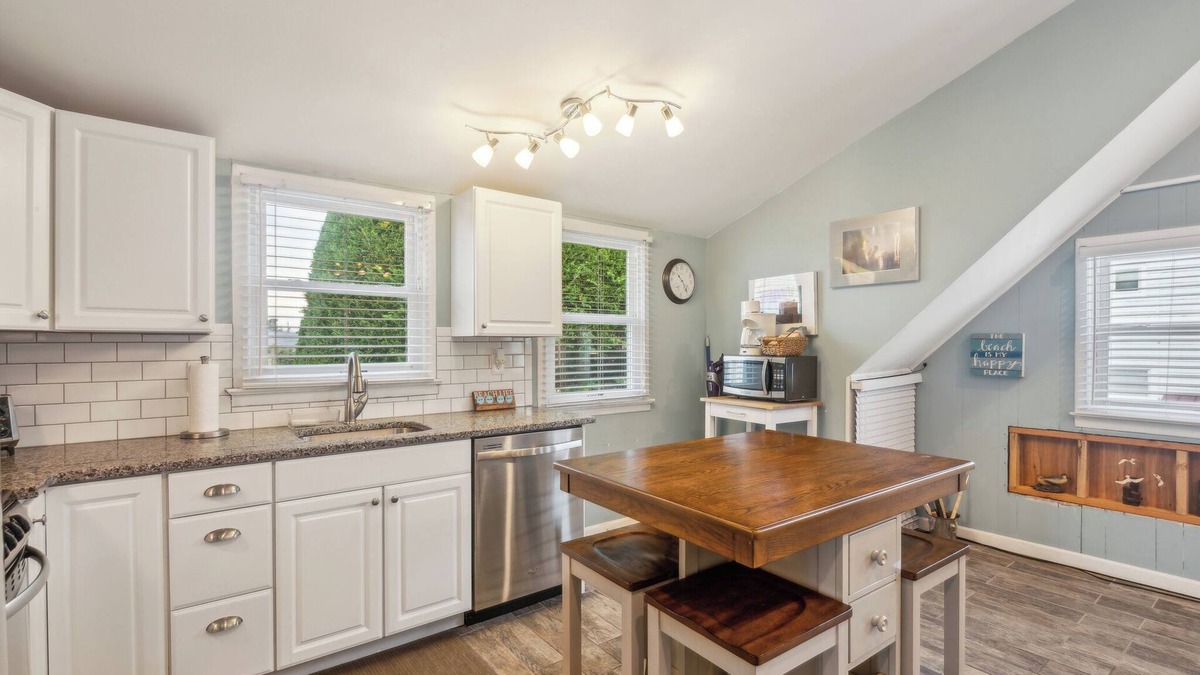 Surf City House | Updated 2nd floor Surf City - 1 block from beach!