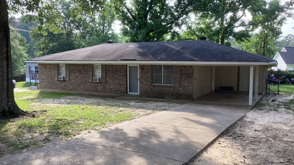 Claiborne House | Updated 3 bed, 2 bath home in West Monroe - Safe, Nice, Clean, Quiet