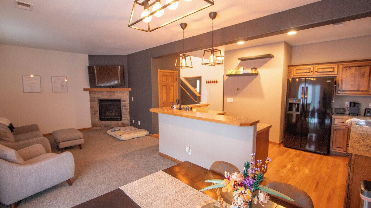 Evansville House | Updated 3-bedroom 2.5-Bathroom townhome with AC and WiFi in Evansville