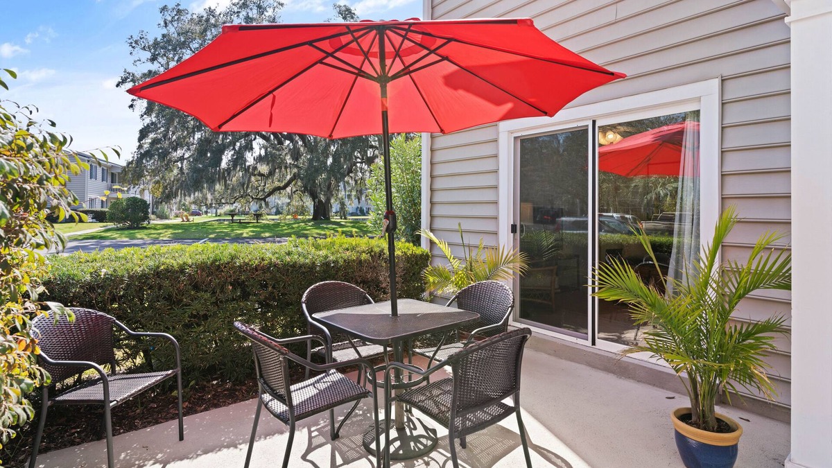 Demere Park House | Updated and clean, 2 full baths, modern townhouse close to Pier Village
