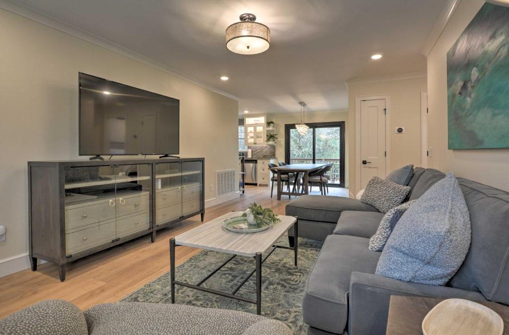 Downtown House | Updated and Modern House Less Than 1 Mi to Dtwn Bentonville!
