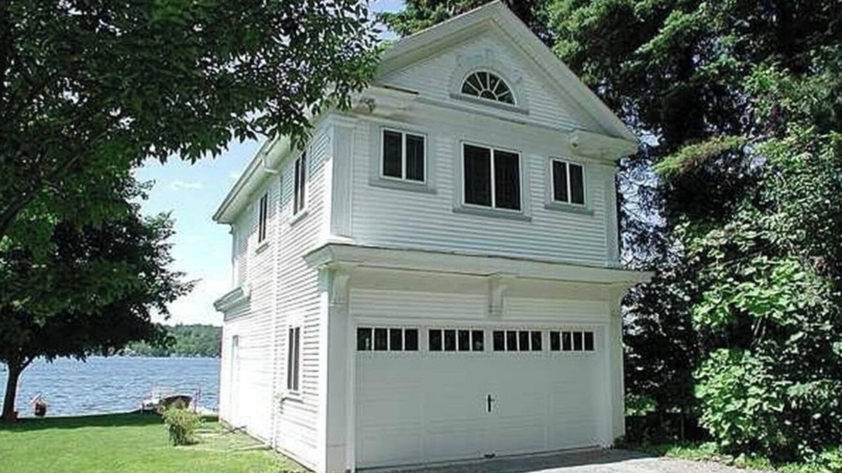 Livonia House | Updated Beautiful Boathouse