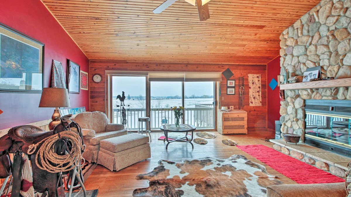 Burlington Cabin | Updated Cabin on 7 Acres - Day Trip to Lake Geneva