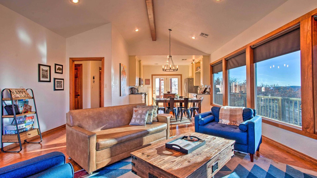 Medicine Park Cabin | Updated Cabin w/360-Degree Mtn View: 1 Mi to Lake