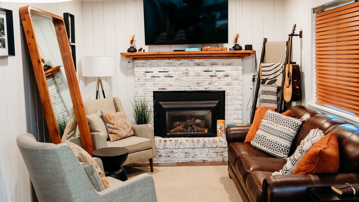 Greer Cabin | Updated cabin walking distance to both restaurants and amazing hiking trails!