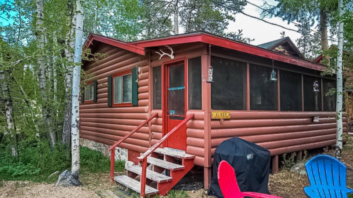 Grand Lake Cabin | Updated cabin with a screened patio, washer/dryer, & fireplace