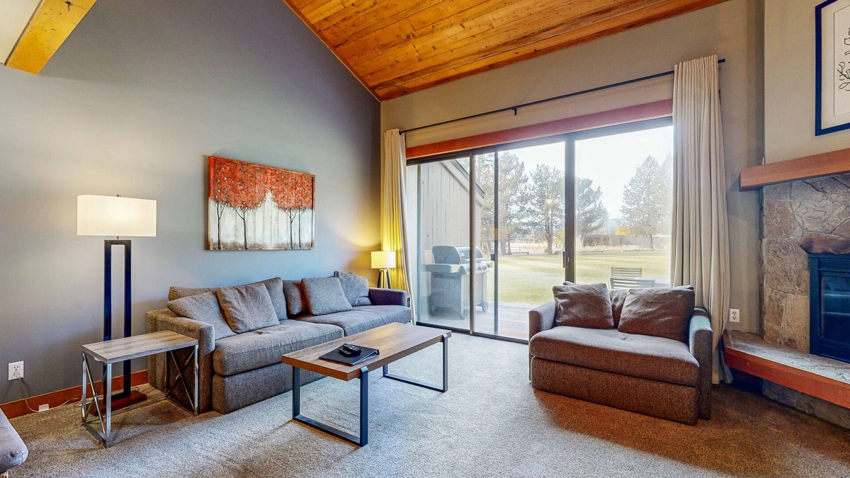 Black Butte Ranch Condo | Updated Central Oregon condo with pools, athletic courts, full kitchen, & W/D