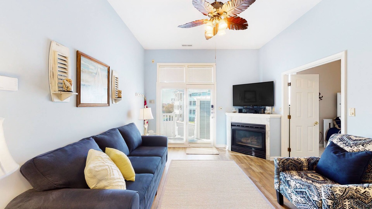 Heron Harbour Isle Condo | Updated condo with balcony, pool, fireplace & washer/dryer