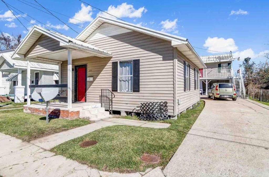 New Iberia Villa | Updated Cottage, pet friendly, full equipped home.