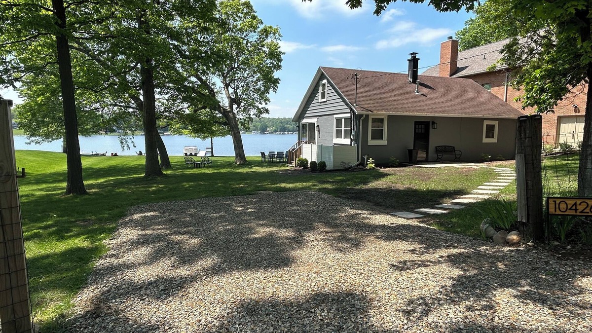 Three Rivers Cottage | Updated cottage with 100' lakefront
