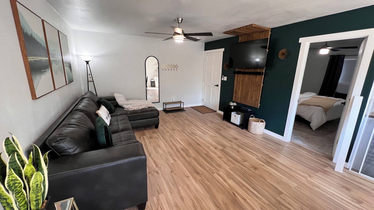 Casper Apartment | Updated Cozy Downtown Forest Retreat