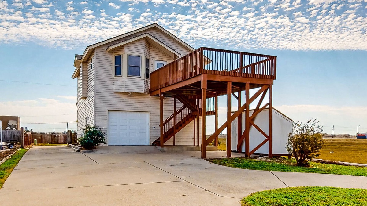 Corpus Christi House | Updated dog-friendly home with a large balcony, enclosed yard, W/D, & AC