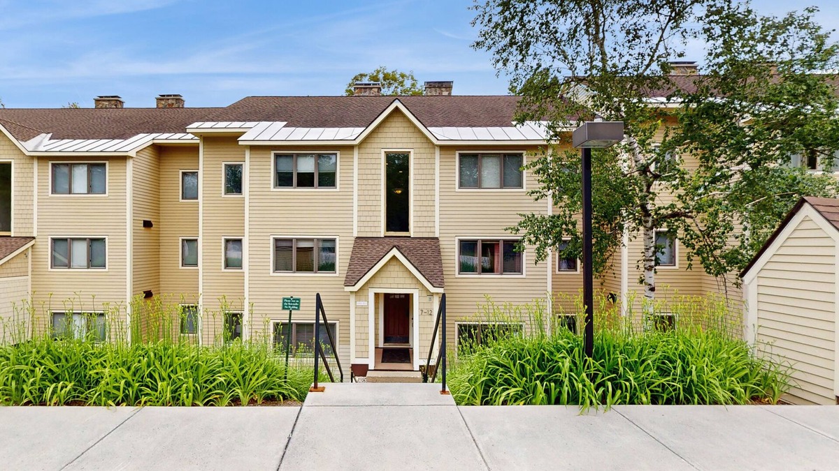 Stratton Mountain Condo | Updated ground floor condo w/patio, fireplace, ski locker, door to door shuttle
