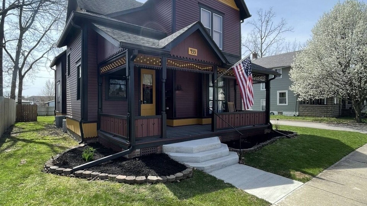 Greenfield House | Updated Historic Home, in the Heart of Greenfield. Walking distance to downtown!