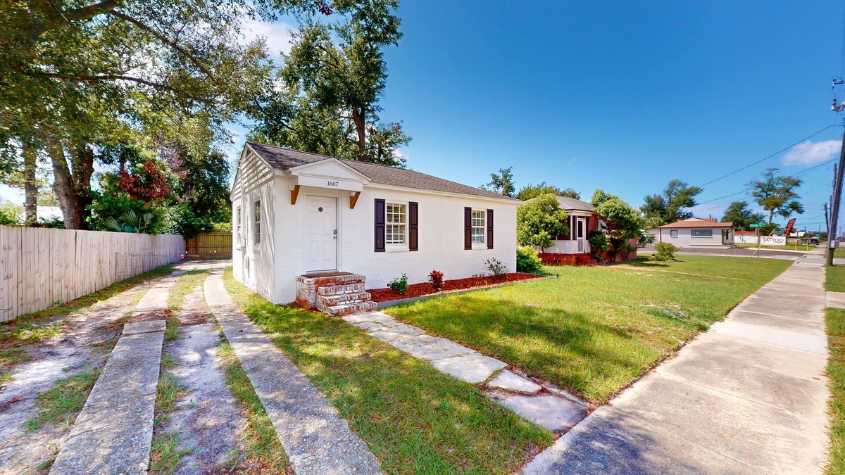 Panama City House | Updated home 3 blocks from the beach with private yard, AC, & W/D