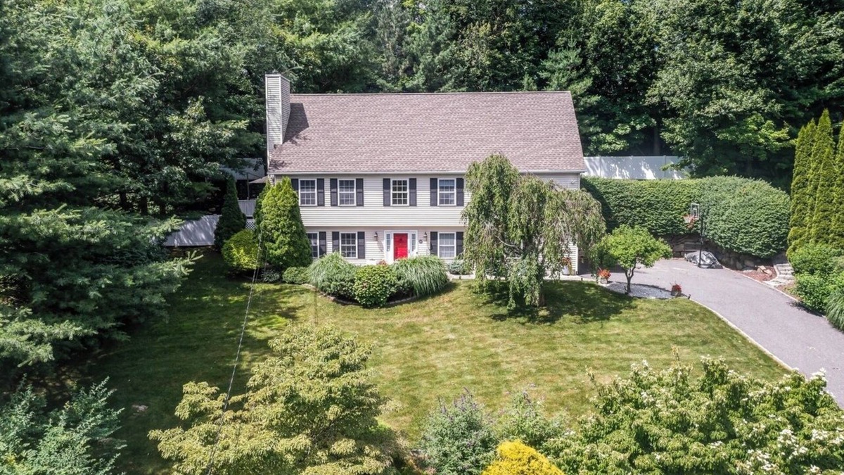 Brookfield House | Updated Home In Lake Community With Hot Tub