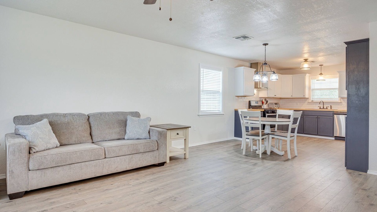 Mangum House | Updated Home w/Yard ~ 14 Mi to Quartz Mountain!
