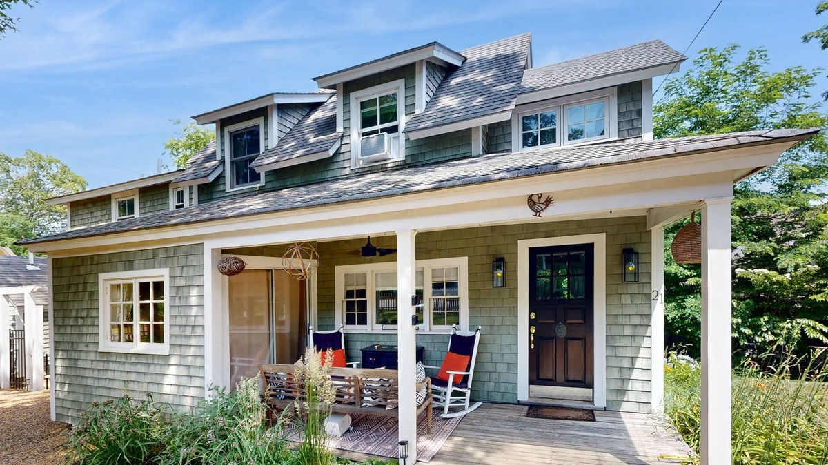 East Chop House | Updated house close to town and beach with patio, AC, and games