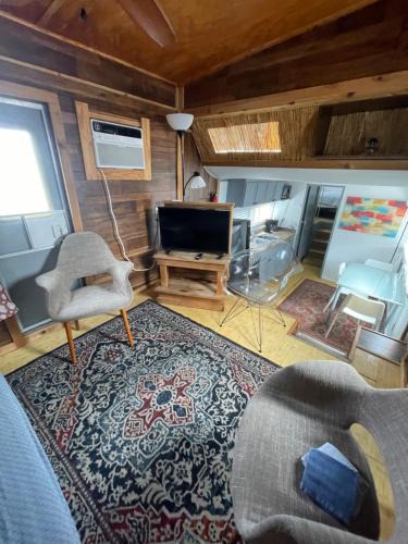 Sailboat Bend Boat Rental | Updated houseboat on the river!