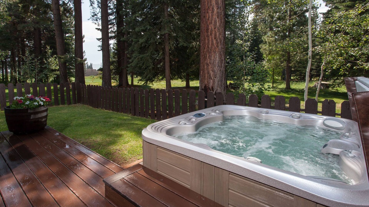 Kings Beach Cabin | Updated Kings Beach Cabin - Walk to Beach, Hot Tub
