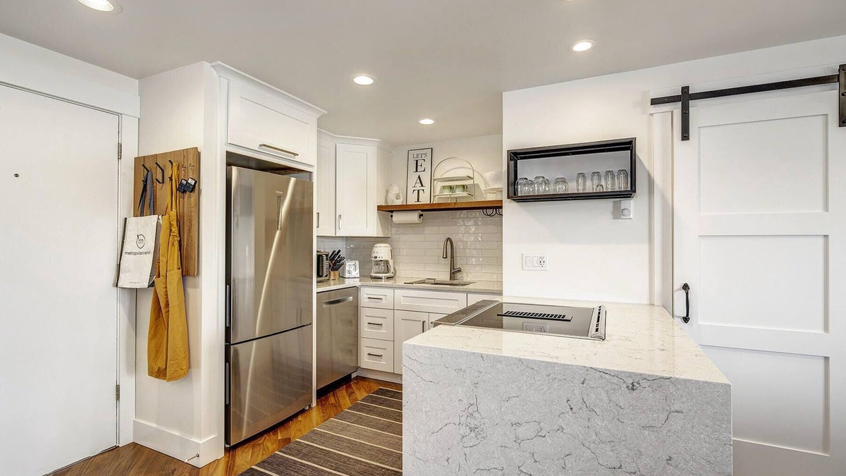Moss Bay Condo | Updated Kirkland Condo near Marsh Park