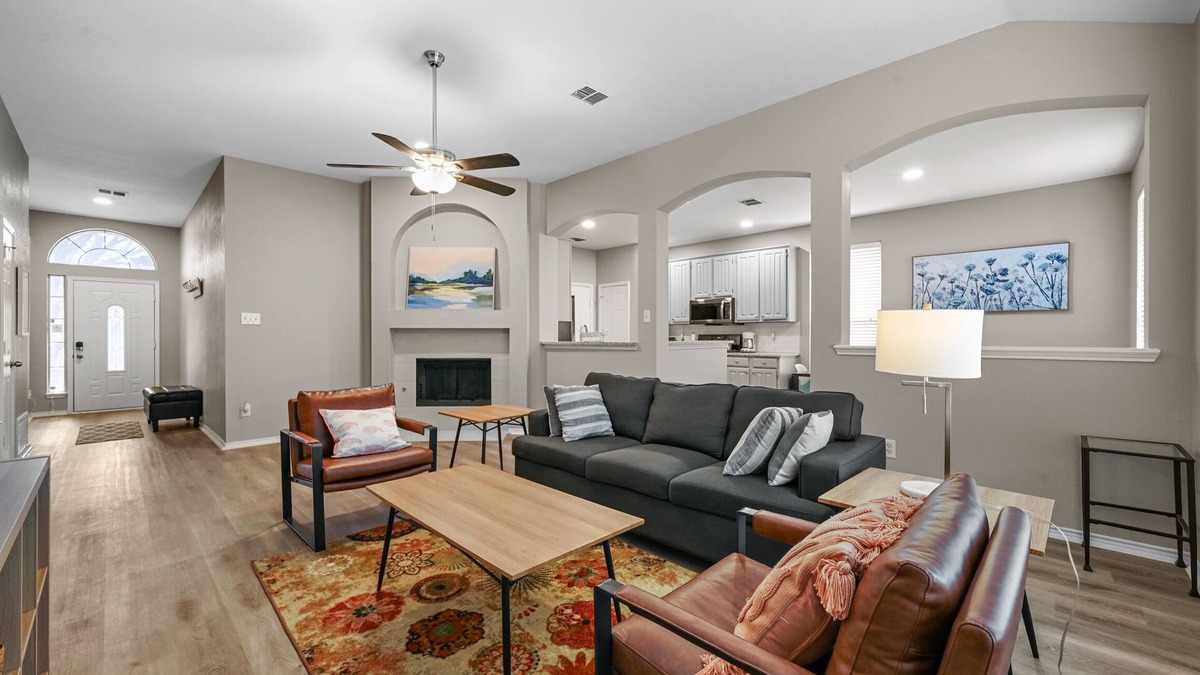 Corinth House | Updated Lonestar Cozy Retreat 3BR - Quick access to DFW airport, Denton area