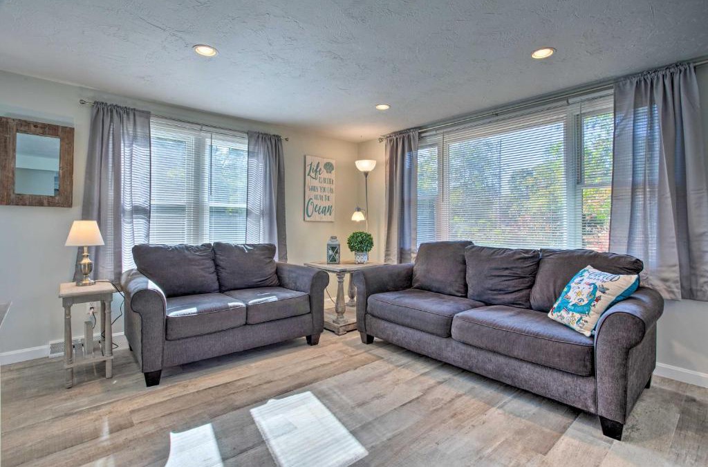 Plymouth House | Updated Plymouth Home Less Than 2 Miles to Waterfront!