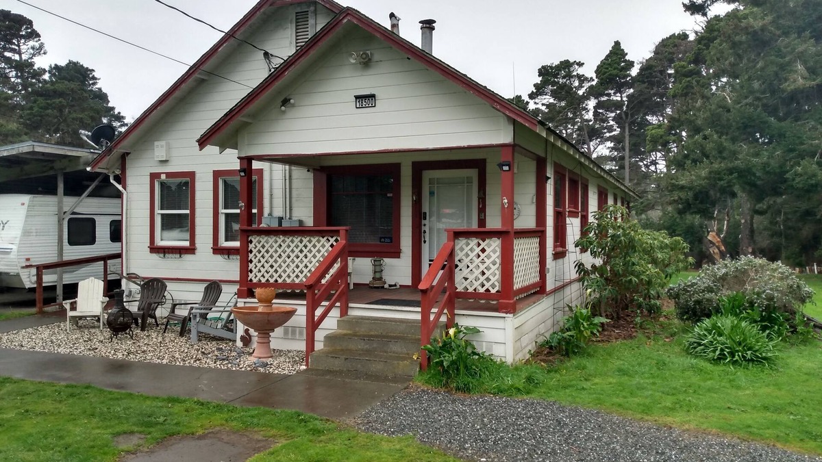 Fort Bragg House | Updated Ranchhouse, large yard & rear deck.