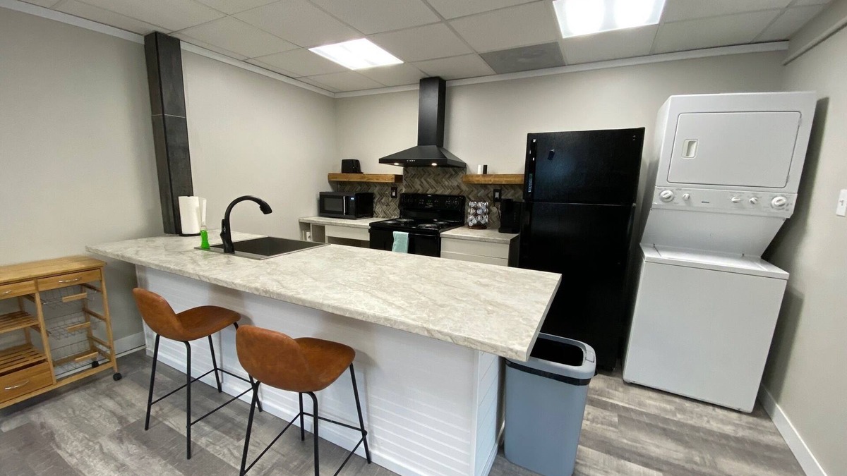 Mattoon House | Updated spacious 2 br Flat